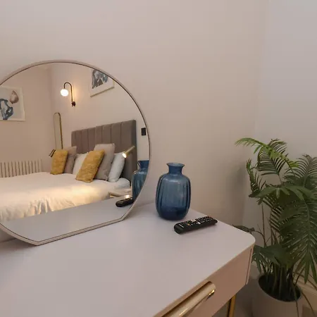 The Salisbury Sleeps 4 Classic דירה